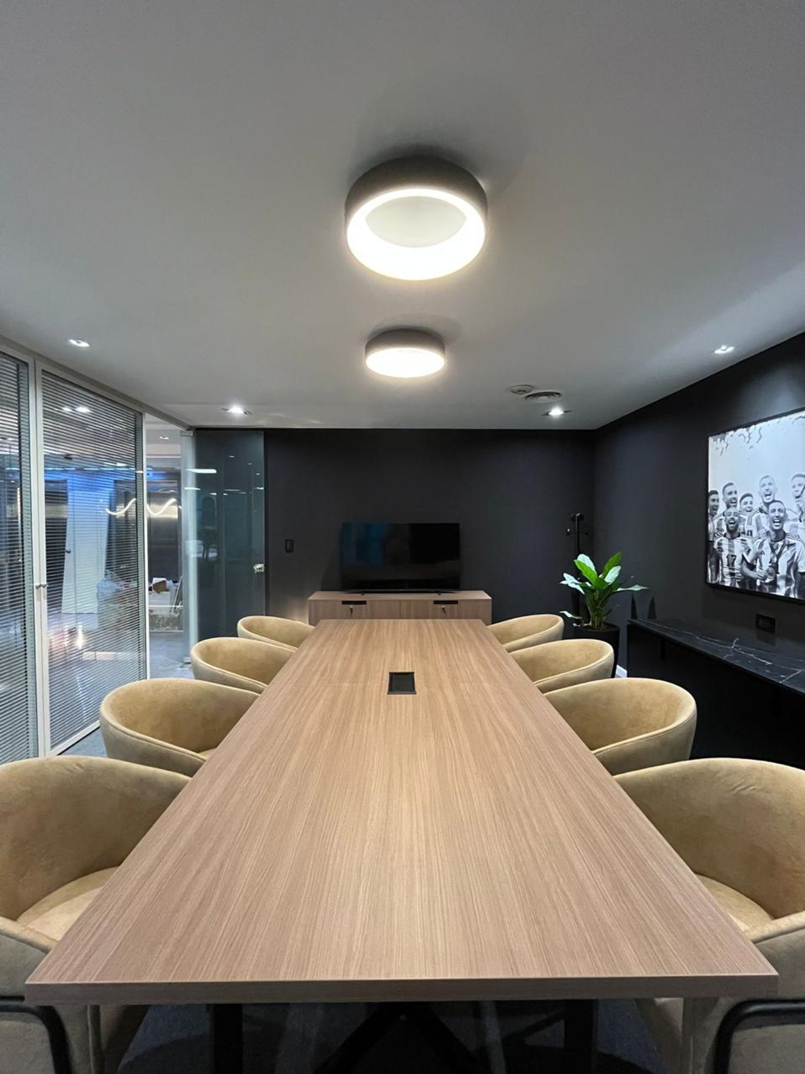 Sala de conferências moderna com mesa de madeira e cadeiras confortáveis — projeto Oficinas Cordoba, por Arcucci Arquitectura, em Av. Córdoba
